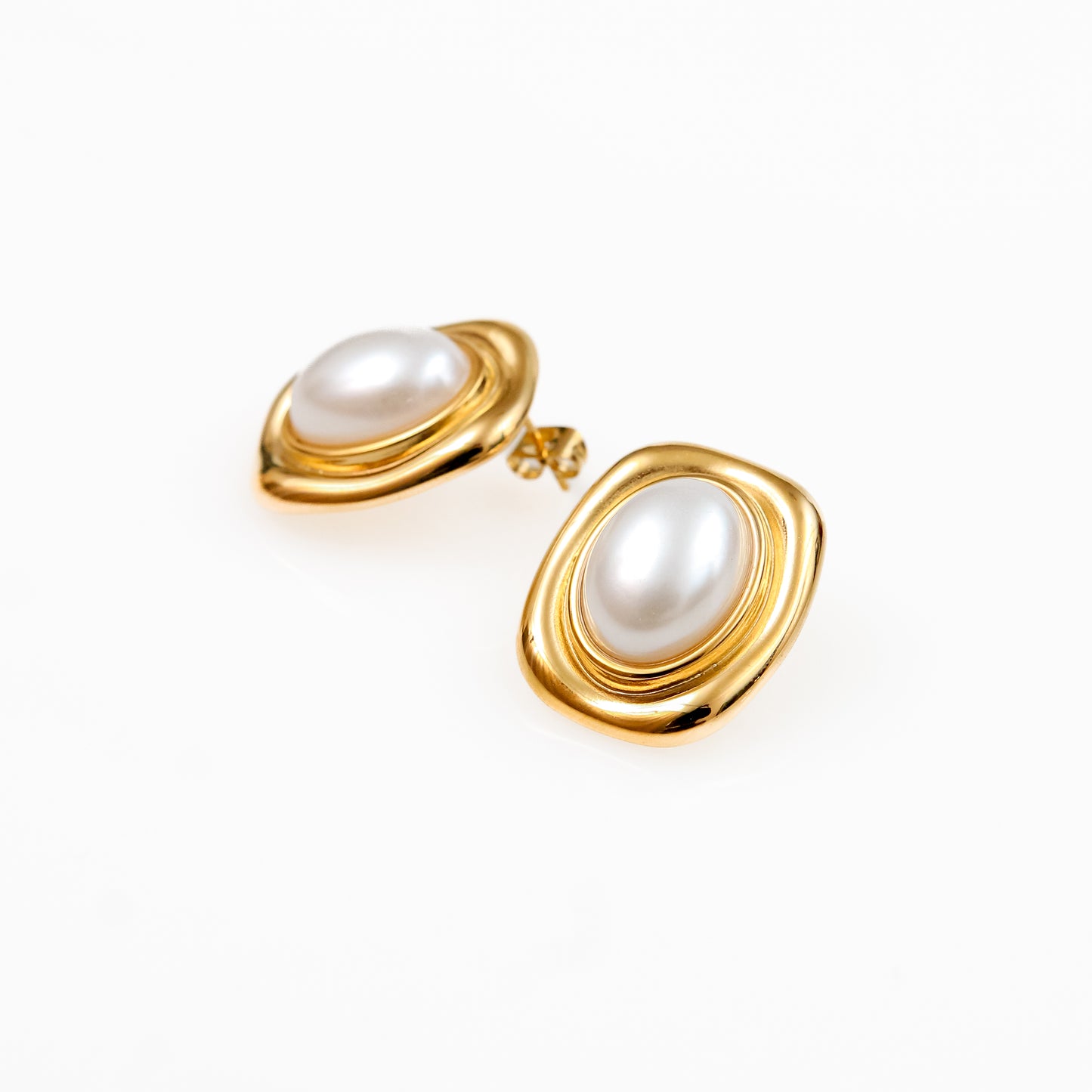 Aretes Dorados con Perla Central y Halo Rectangular de Doble Onda