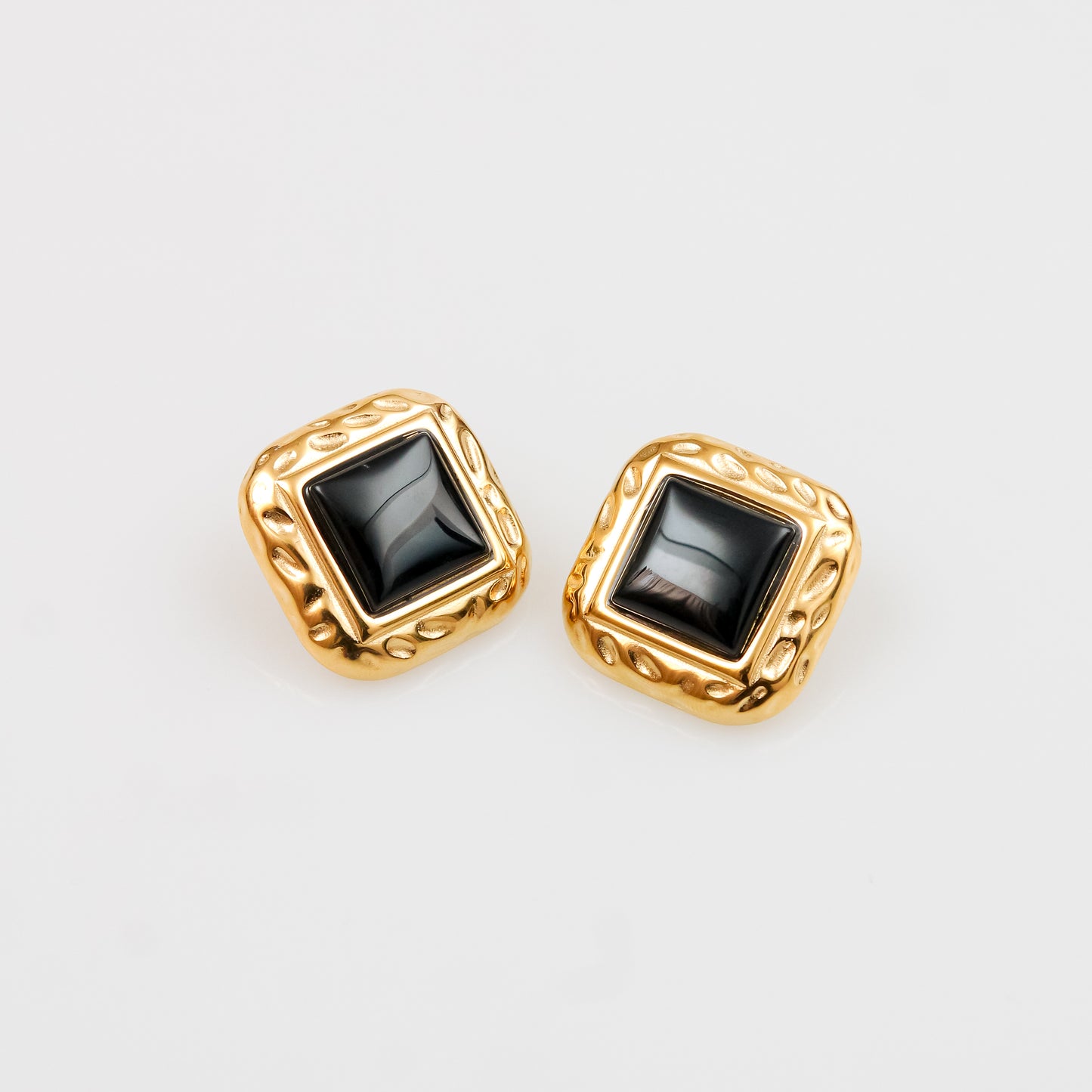 Aretes Cuadrados Dúo de Elegancia Dorada y Negra