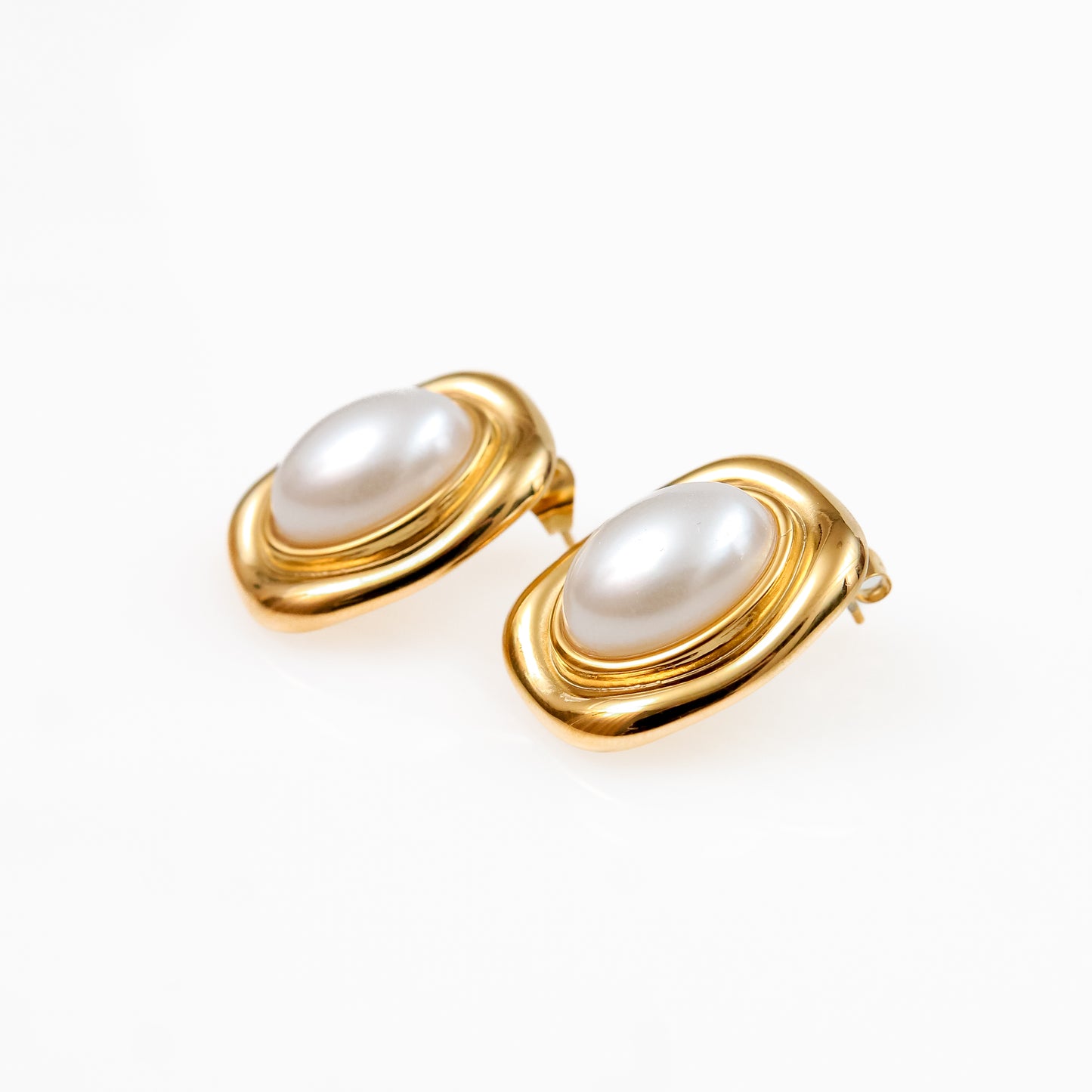 Aretes Dorados con Perla Central y Halo Rectangular de Doble Onda