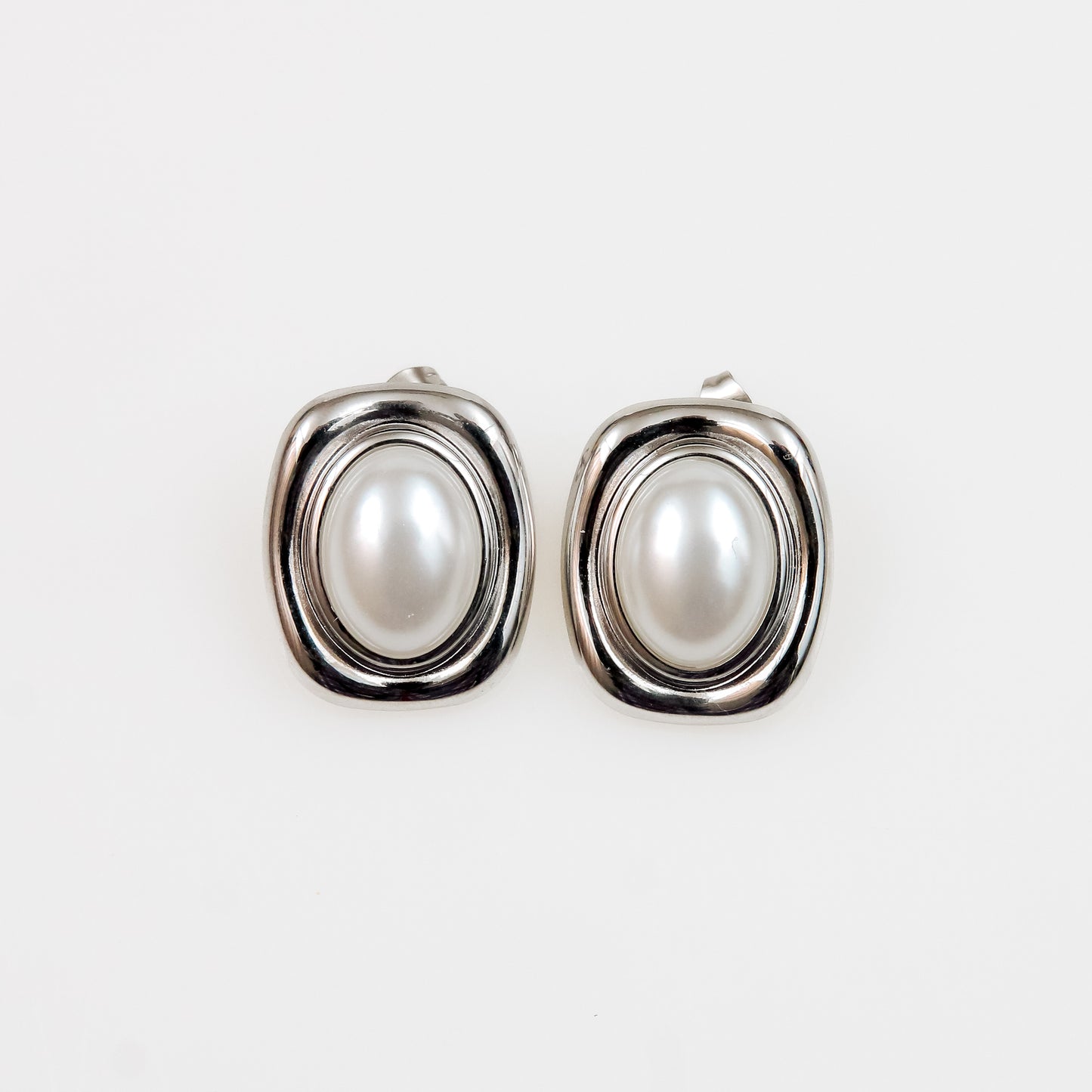 Aretes con Perla Central y Halo Rectangular de Doble Onda