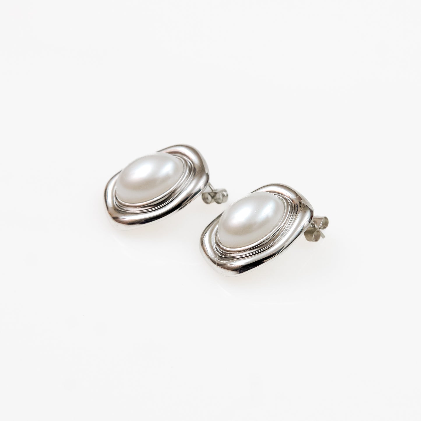 Aretes con Perla Central y Halo Rectangular de Doble Onda
