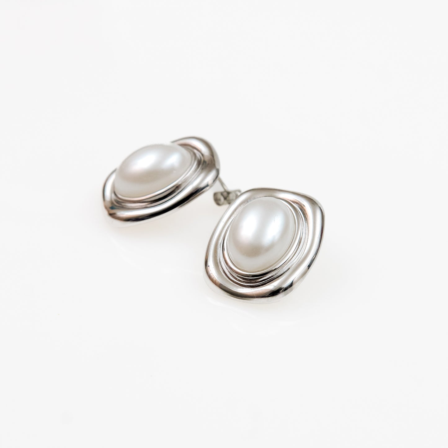 Aretes con Perla Central y Halo Rectangular de Doble Onda