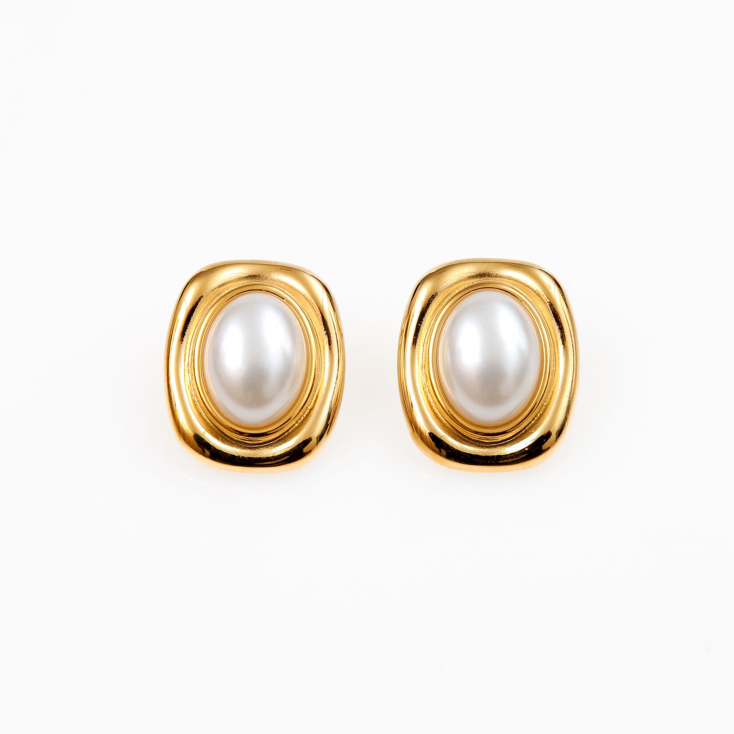 Aretes Dorados con Perla Central y Halo Rectangular de Doble Onda
