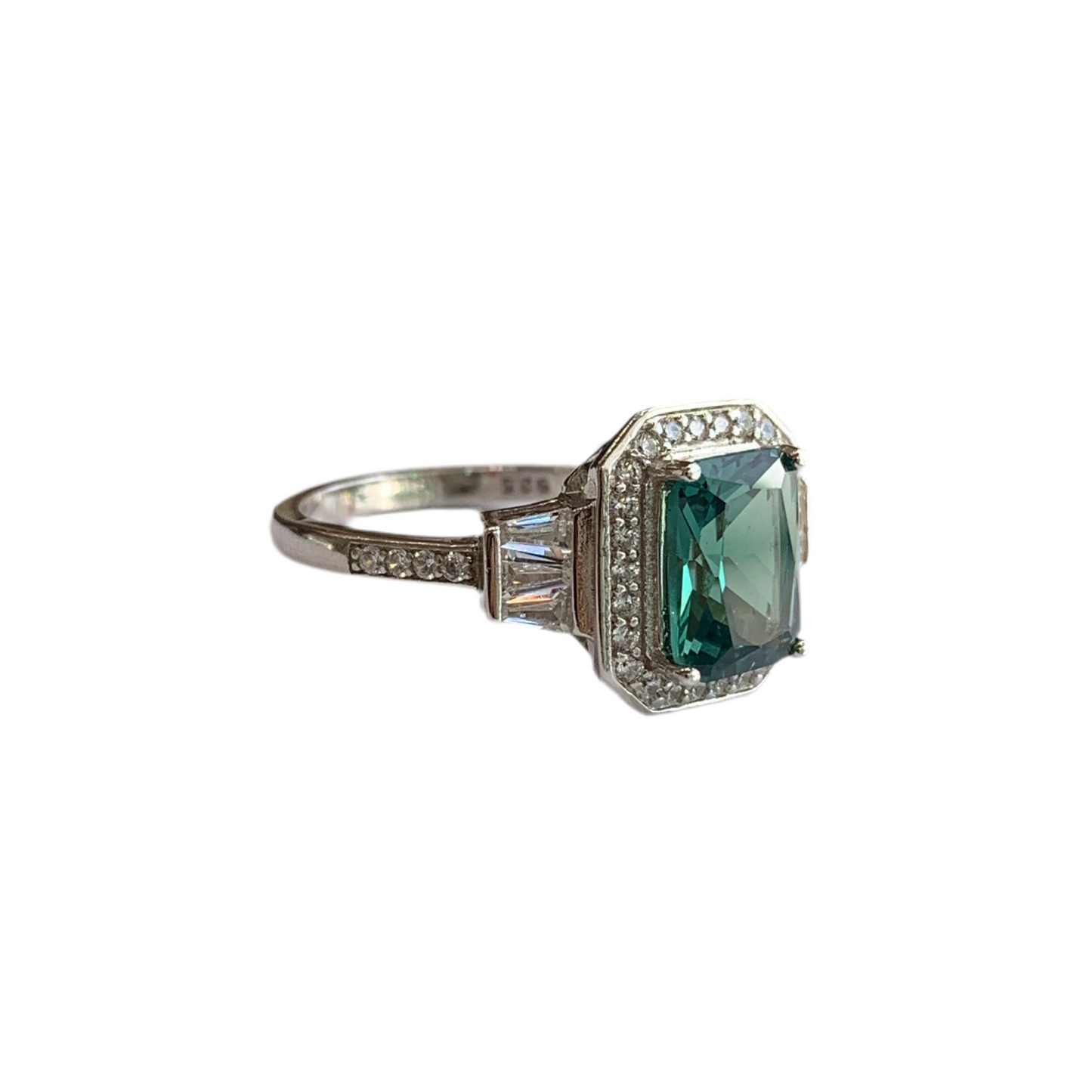 Anillo de Alejandrita con Halo en plata.925