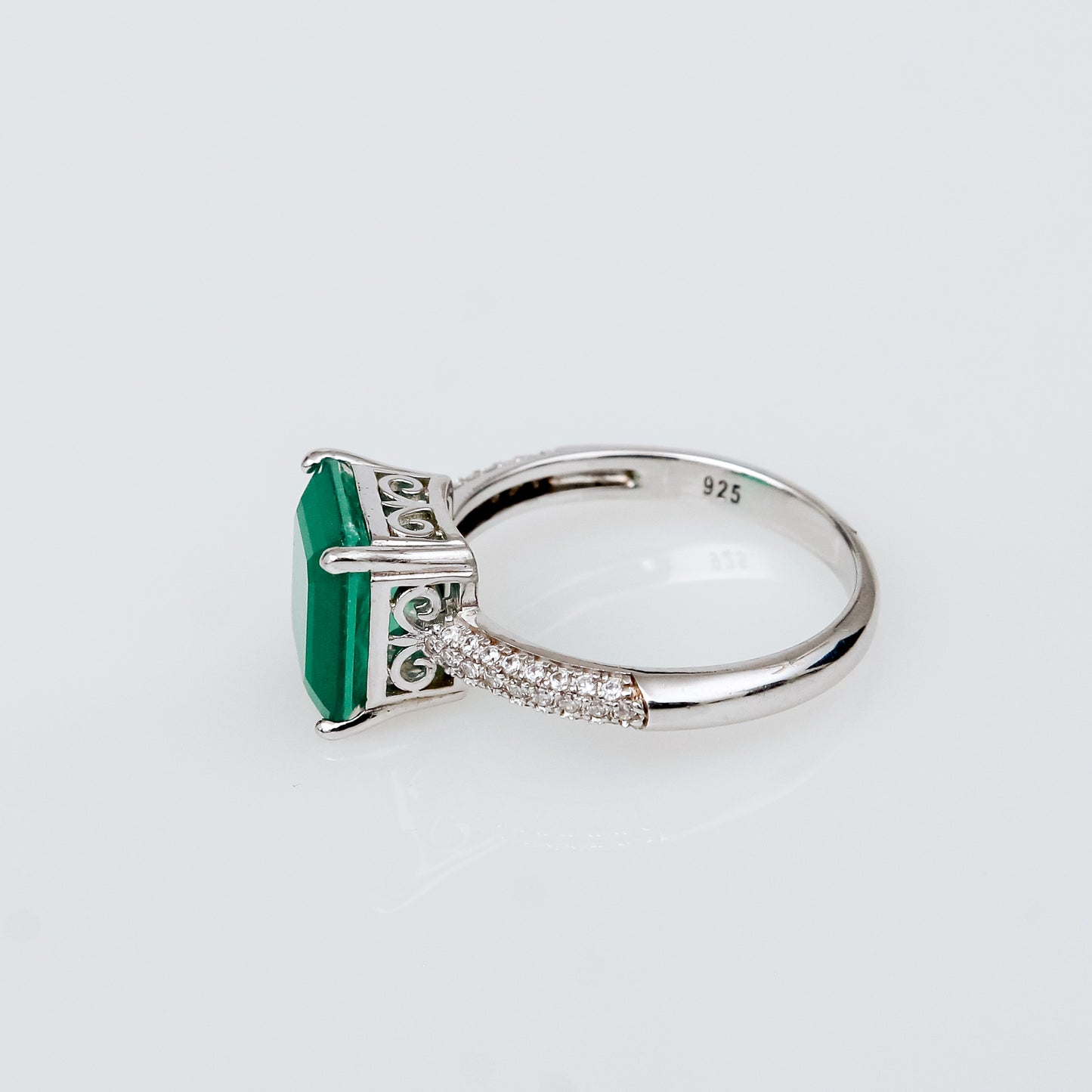 Anillo de Esmeralda Colombiana y Micropavé en Plata 925