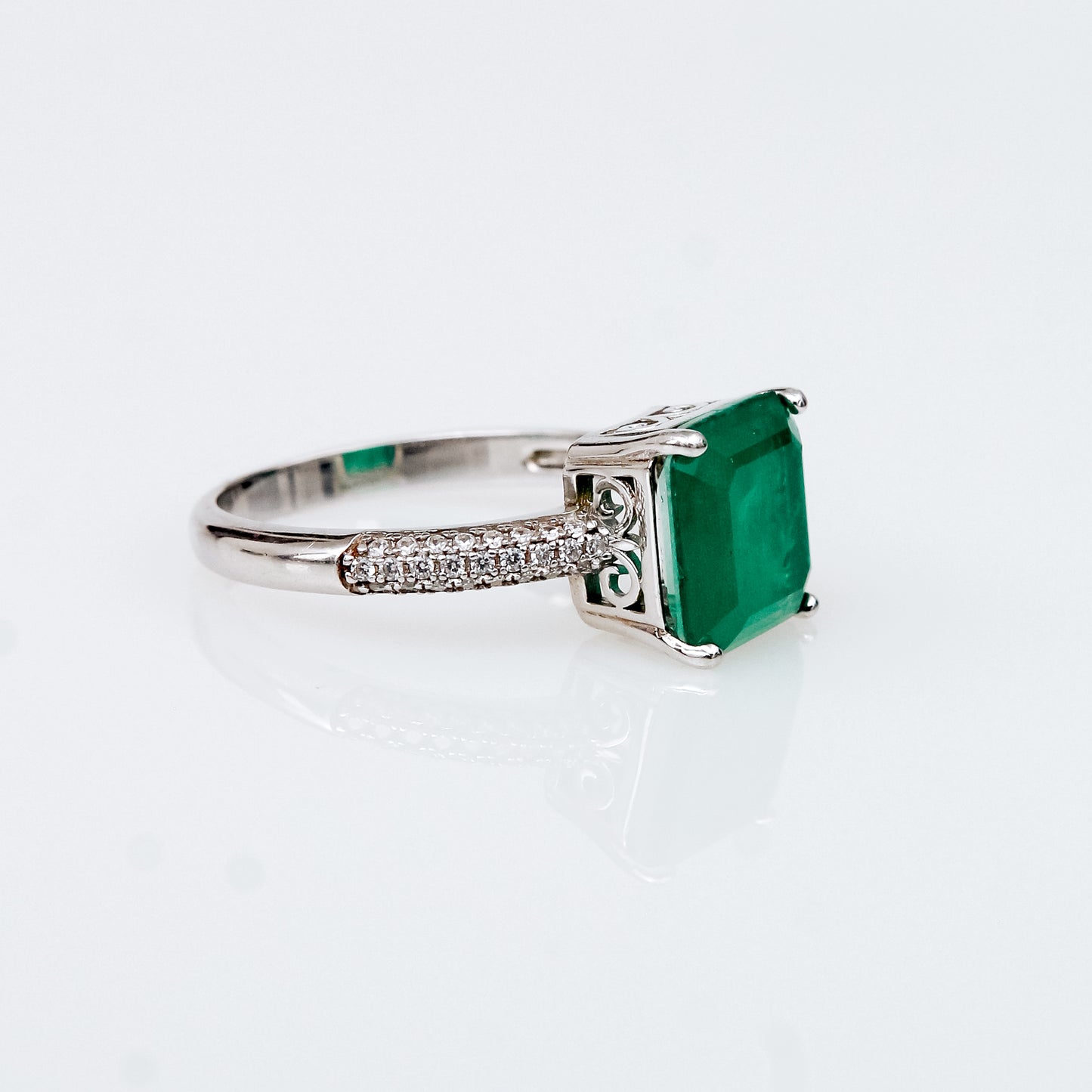 Anillo de Esmeralda Colombiana y Micropavé en Plata 925