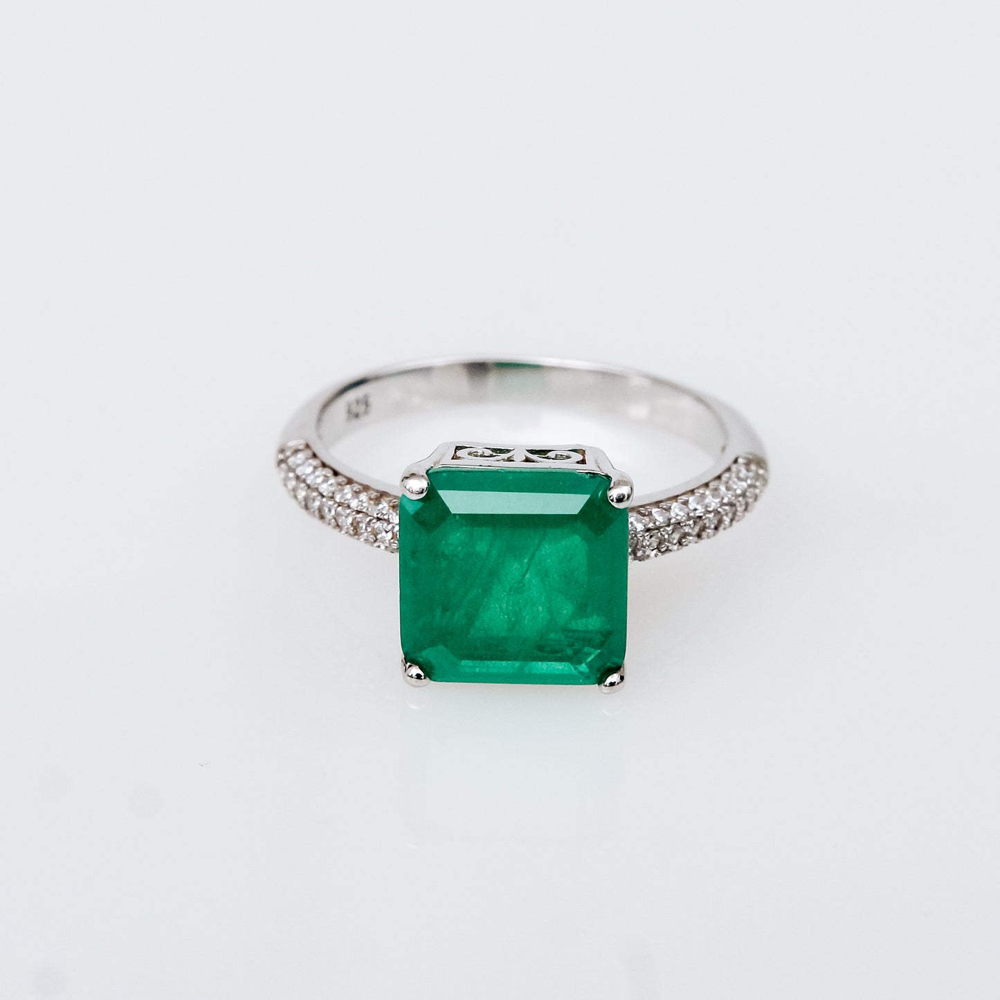 Anillo de Esmeralda Colombiana y Micropavé en Plata 925