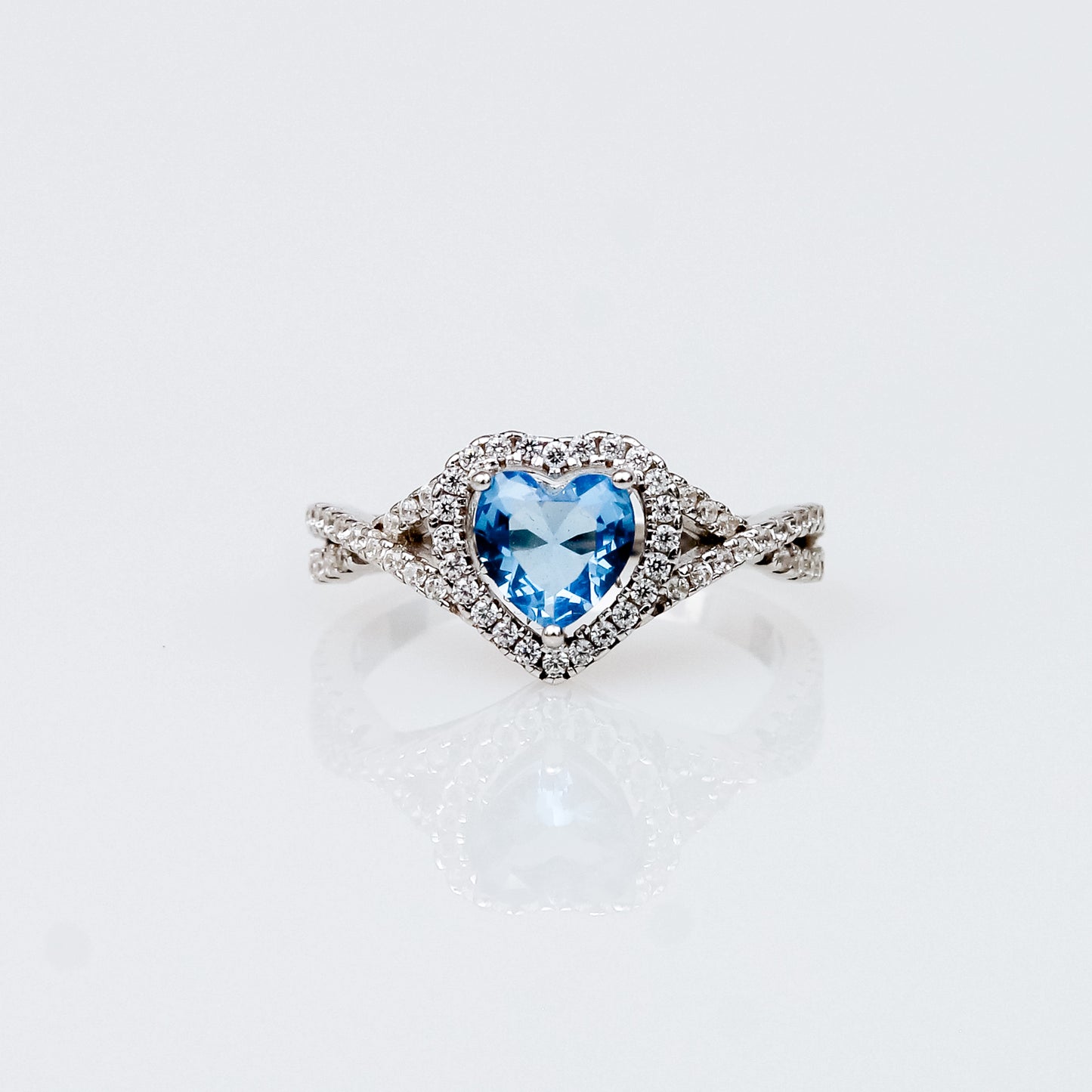 Anillo de Corazón con Zafiro y Halo de Topacio Blanco en Plata 925