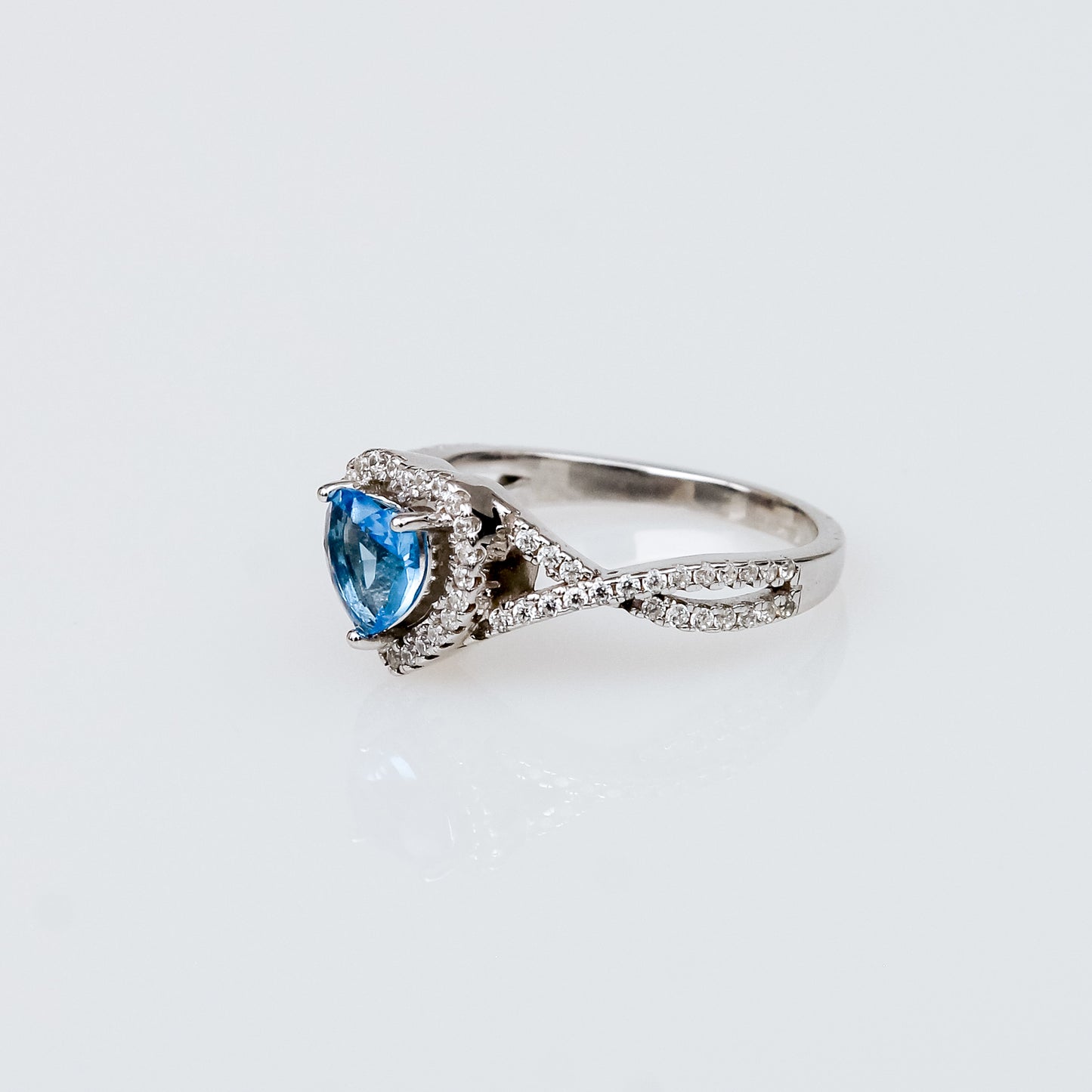 Anillo de Corazón con Zafiro y Halo de Topacio Blanco en Plata 925