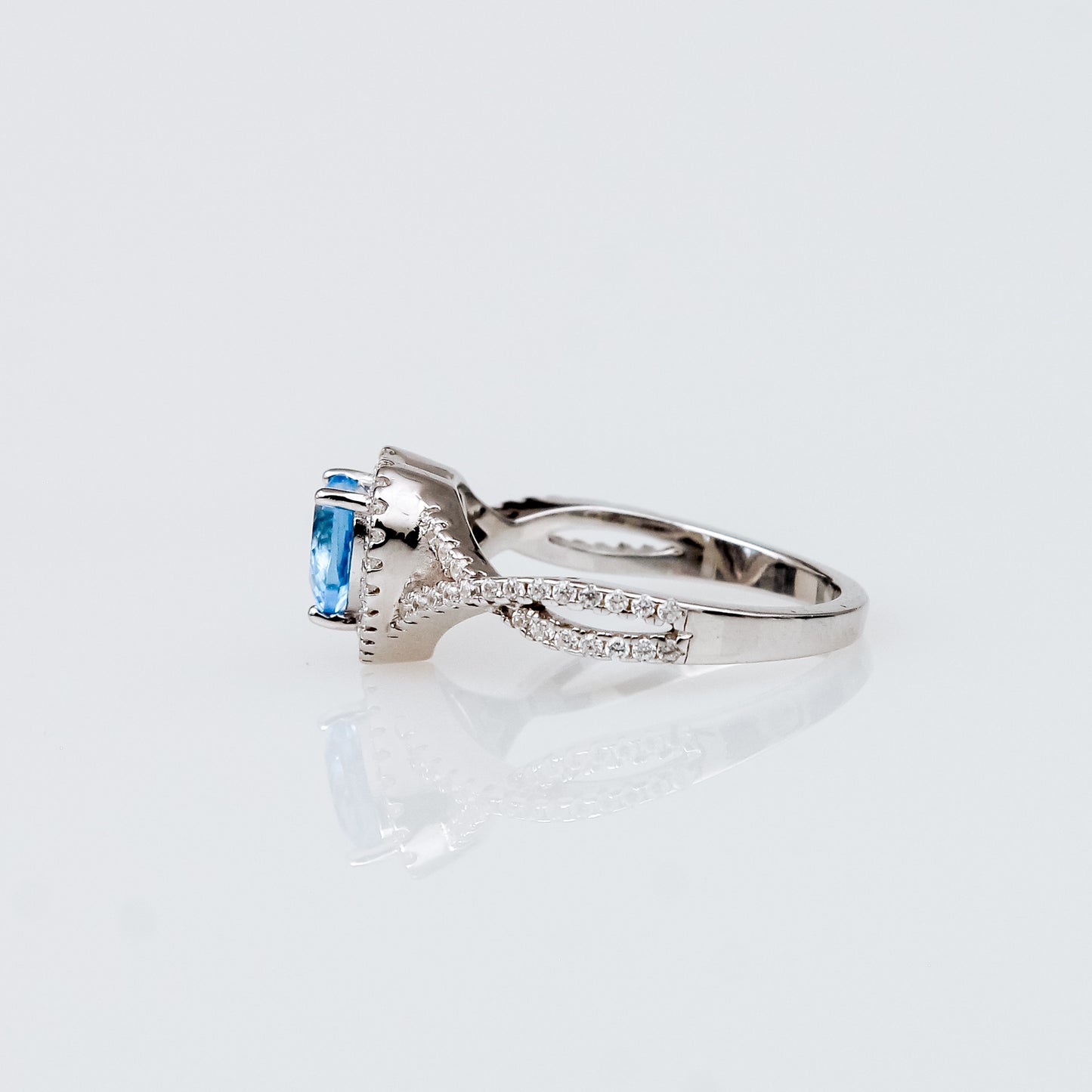 Anillo de Corazón con Zafiro y Halo de Topacio Blanco en Plata 925