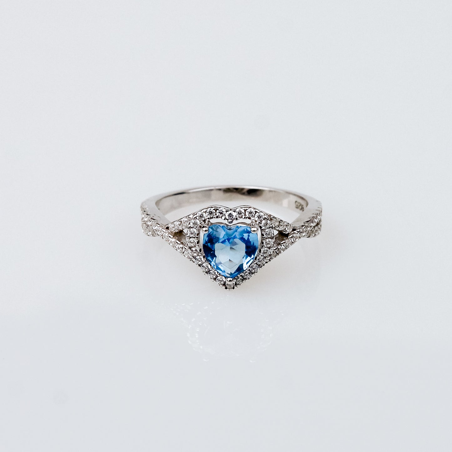 Anillo de Corazón con Zafiro y Halo de Topacio Blanco en Plata 925