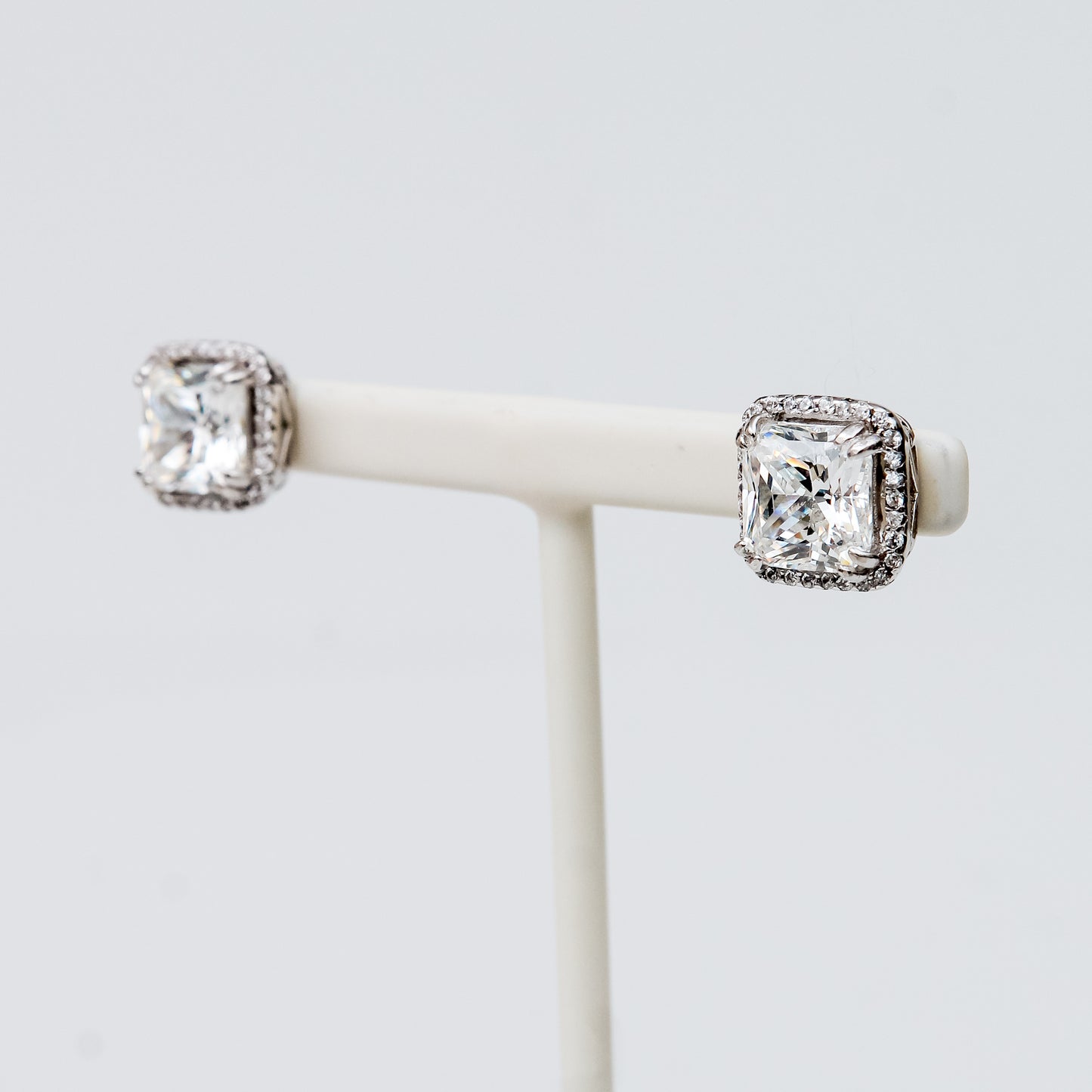 Aretes de Moissanita con Halo de Topacio Blanco en Plata 925