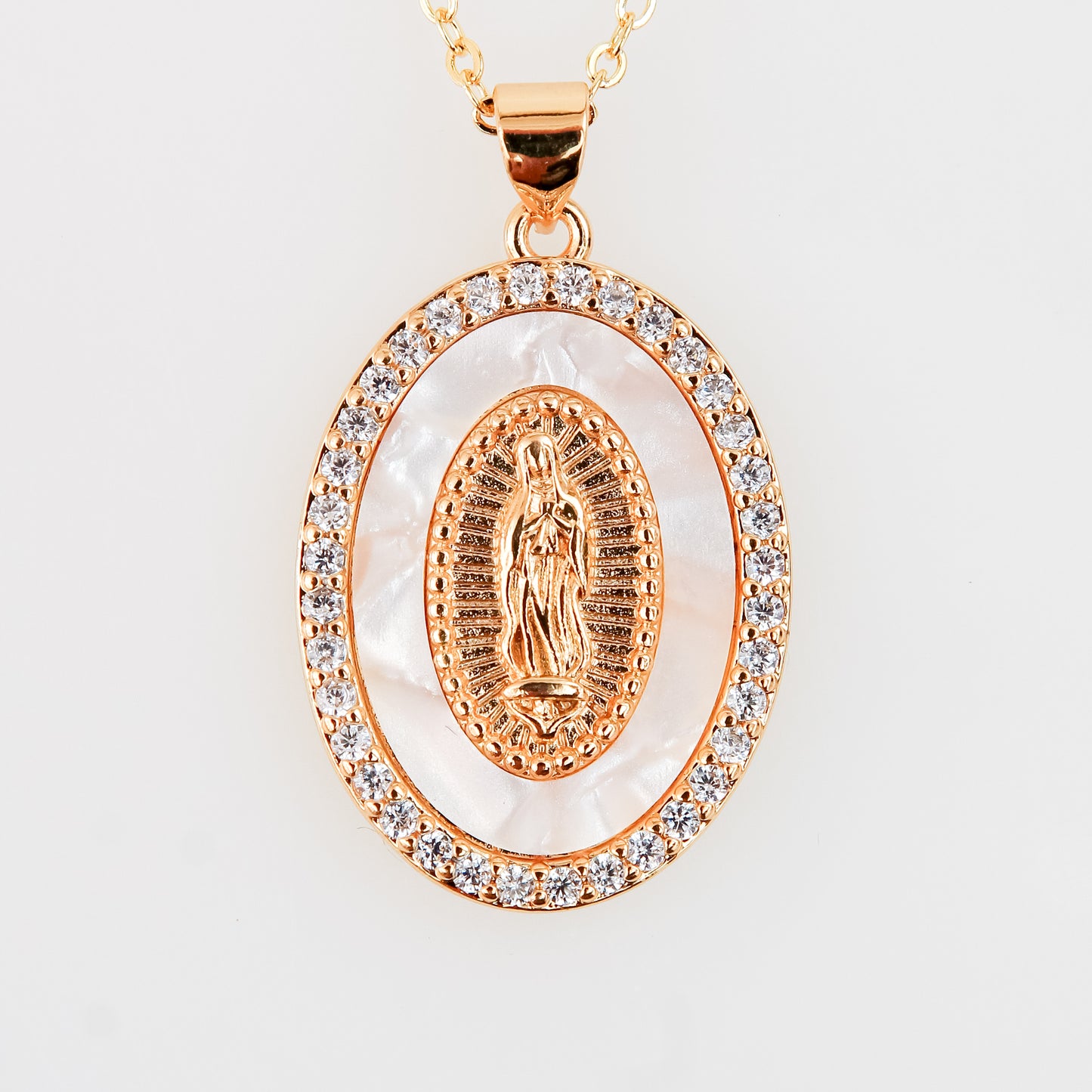 Collar Ovalado con Virgen María, Zirconias AAA, Concha Nácar y Baño de Oro de 18k