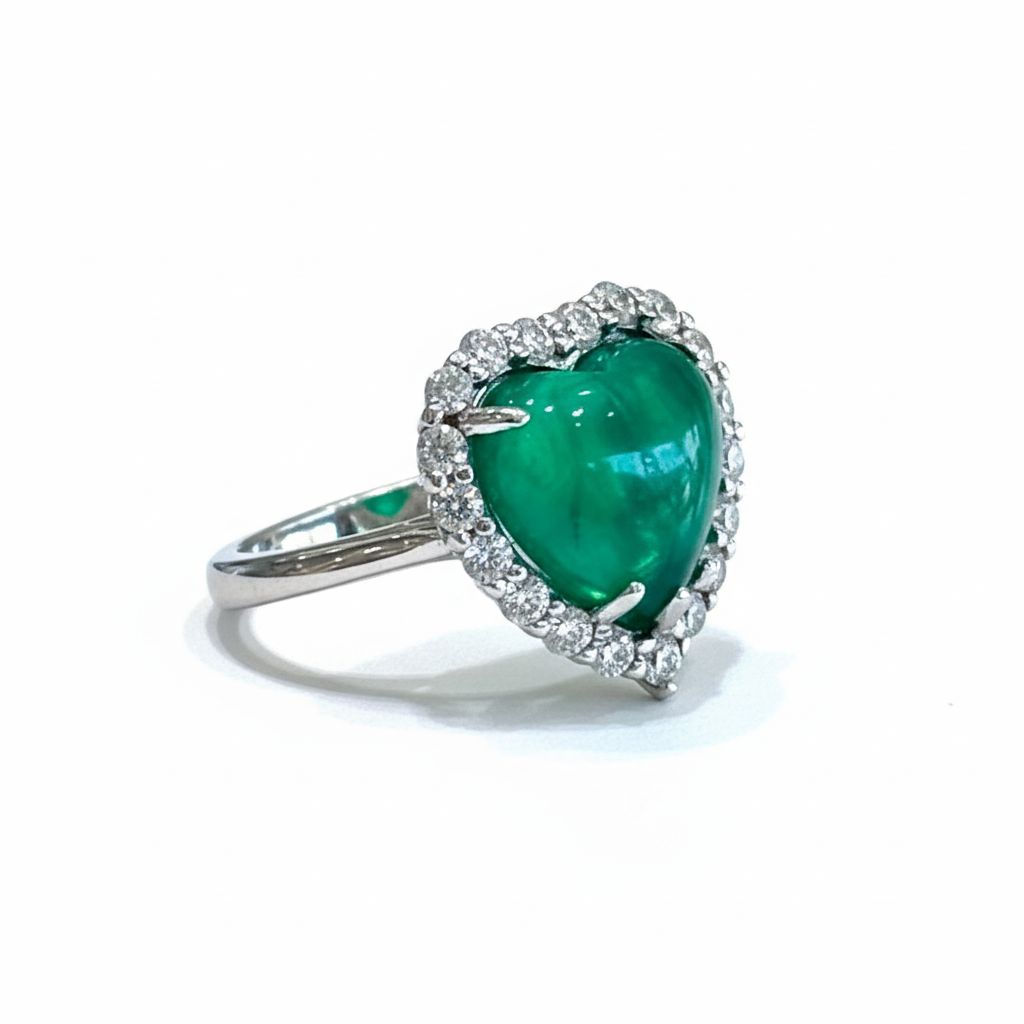 Anillo Corazón con Esmeralda Colombiana y Topacios Blancos
