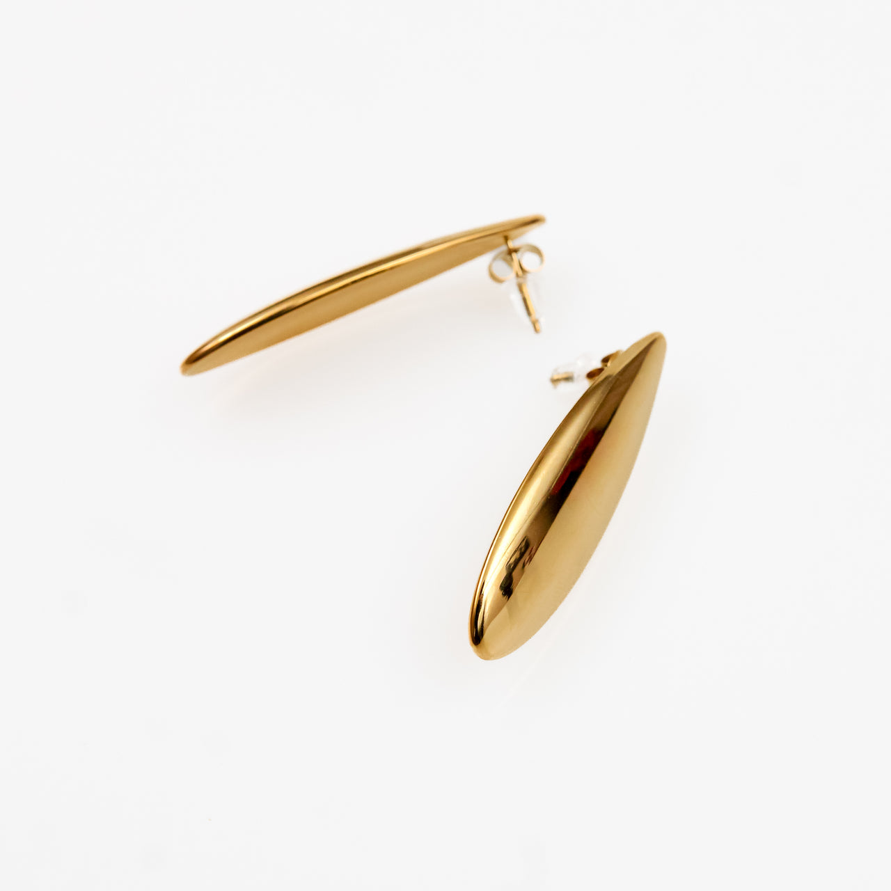 Aretes Lisos en Forma de Hoja con Broche de Mariposa