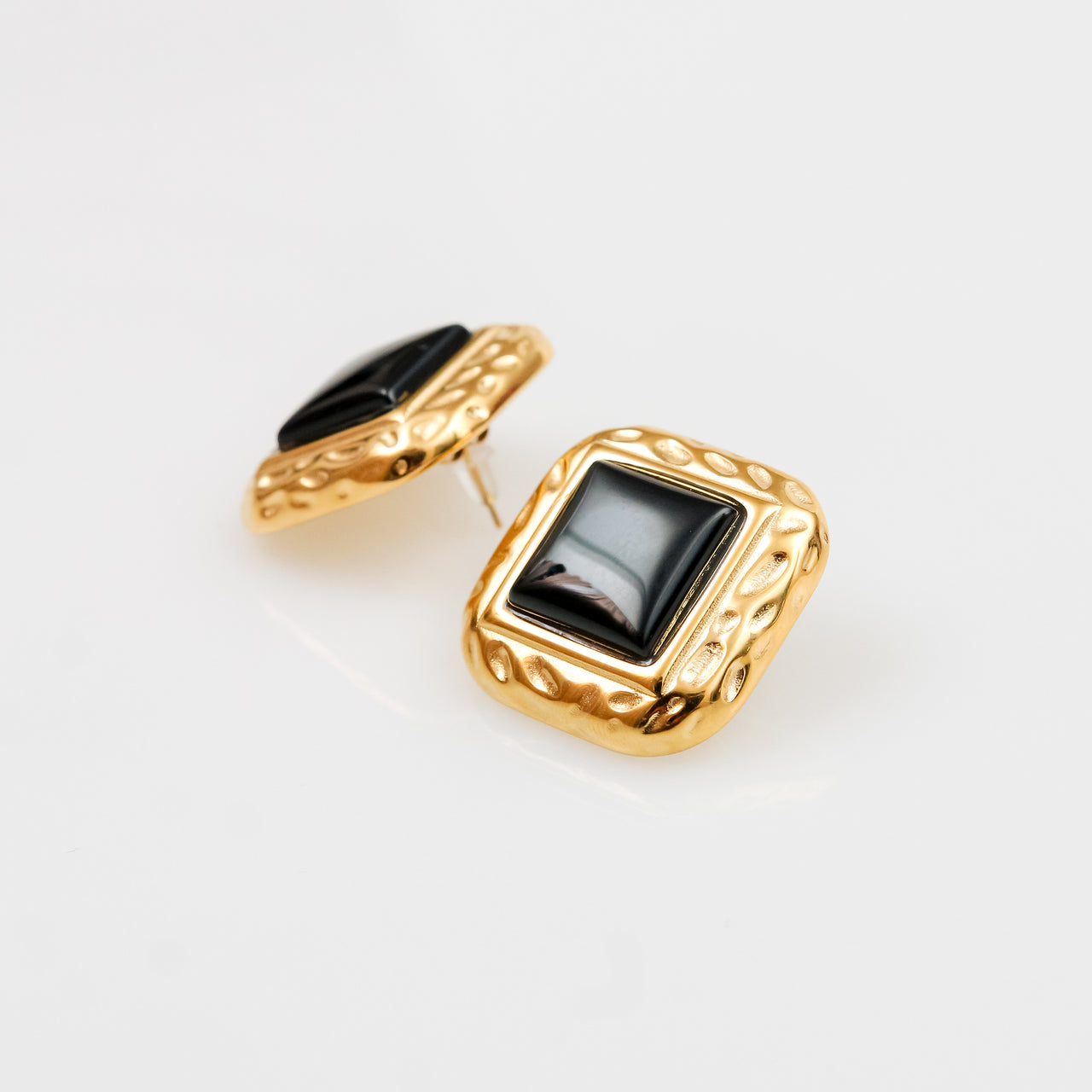 Aretes Cuadrados Dúo de Elegancia Dorada y Negra