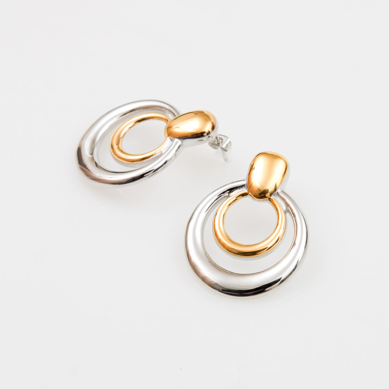 Aretes de Doble Círculo con Óvalo