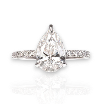 Anillo de Oro Blanco 14k con Diamante de Laboratorio Corte Pera y Laterales Redondos