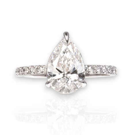 Anillo de Oro Blanco 14k con Diamante de Laboratorio Corte Pera y Laterales Redondos