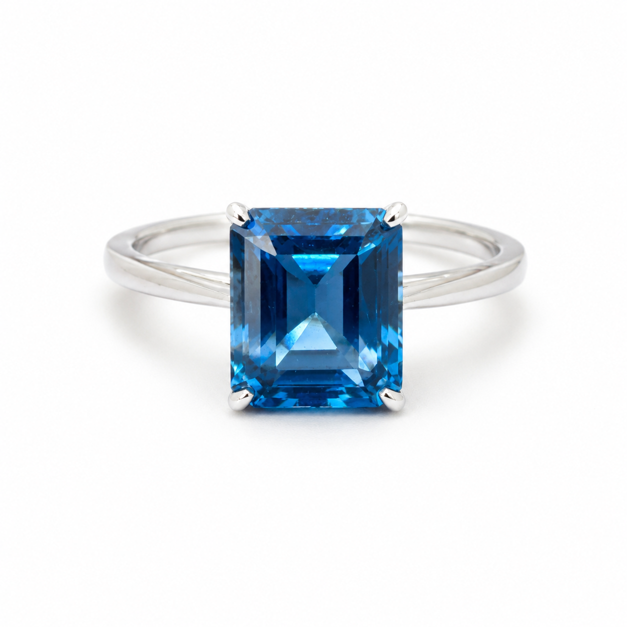 Anillo Celestiaa de Topacio Azul en Plata .925 con Baño de Rodio
