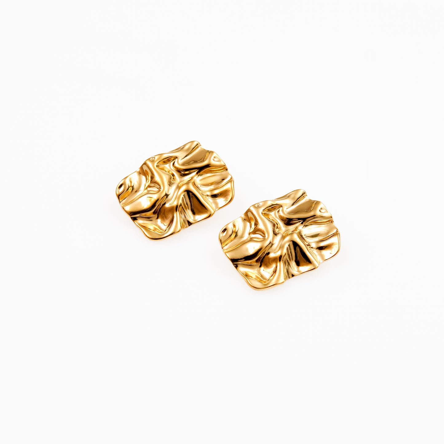 Aretes Rectangulares Texturizados en Dorado con Broche de Mariposa Waterproof