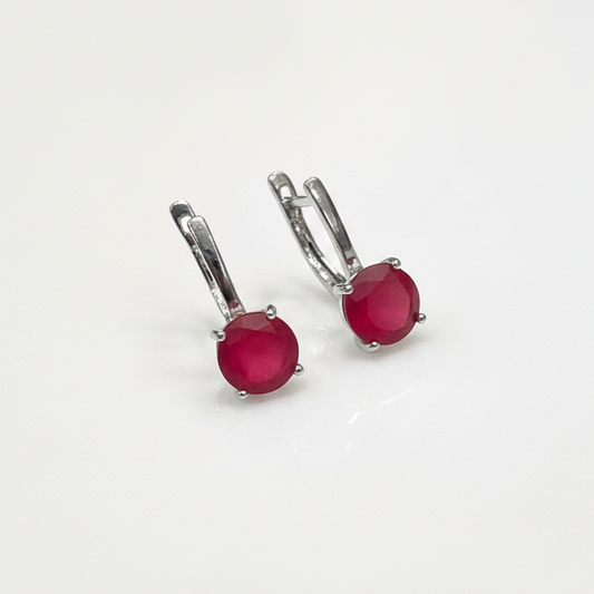 Aretes Huggies de Plata .925 con Baño de Rodio y Topacio Rojo Corte Redondo