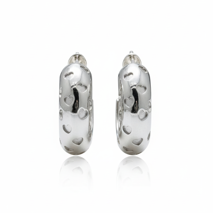 Semi Arracadas de Acero en Color Plateado con Detalles de Corazones