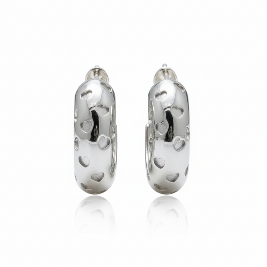 Semi Arracadas de Acero en Color Plateado con Detalles de Corazones