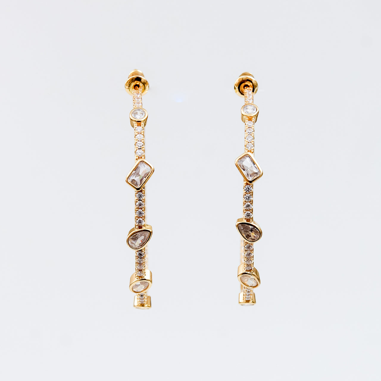 "Semi-Arracadas Brillante 18k con Zirconias Triple A y Cortes Variados"