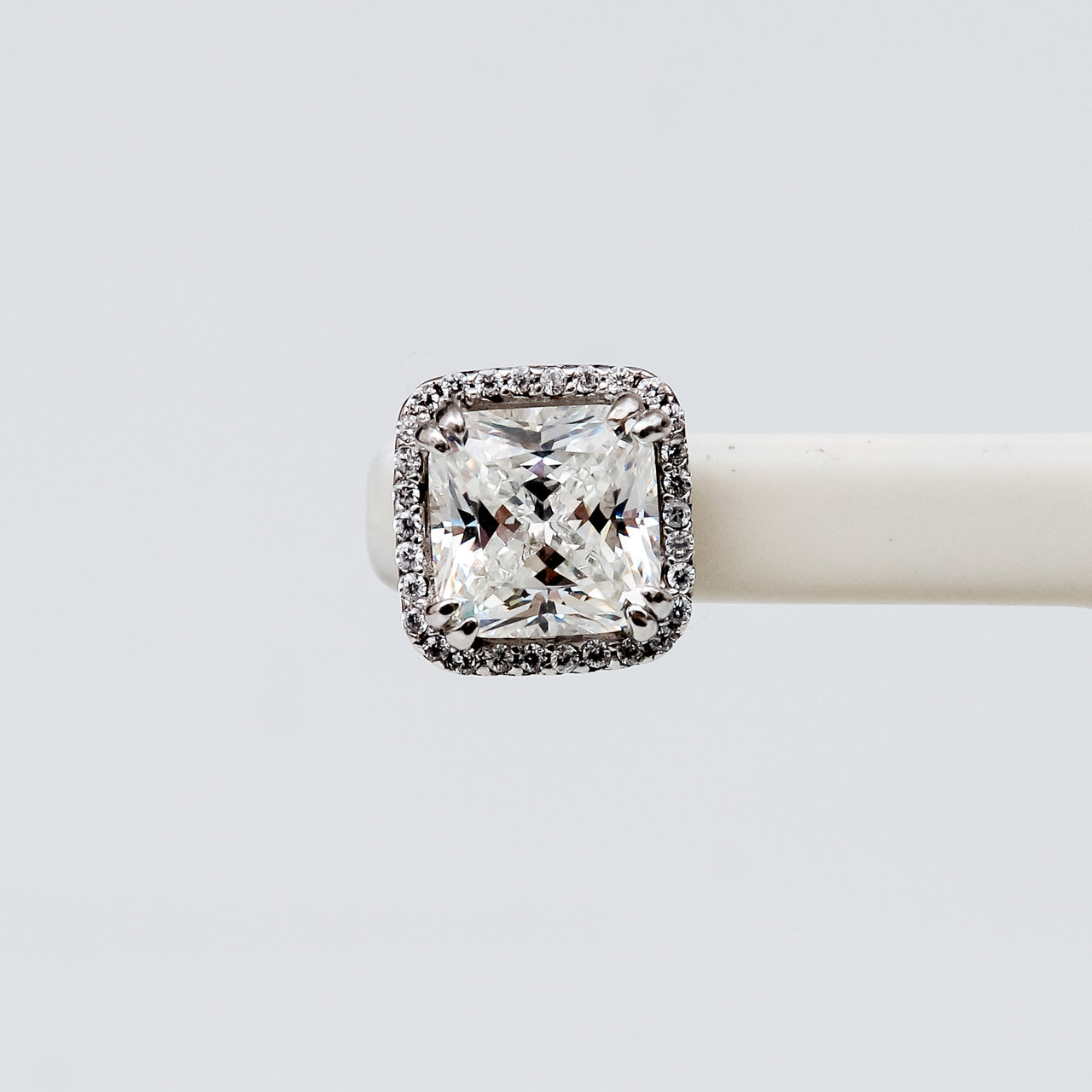 Aretes de Moissanita con Halo de Topacio Blanco en Plata 925