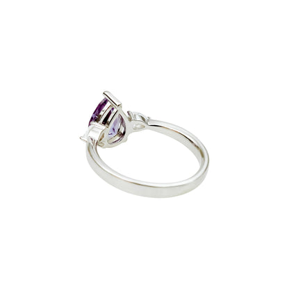 Anillo de Amatista con Laterales de Topacio Blanco en Plata .925