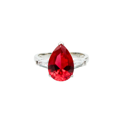 Anillo de Rubí Corte Pera con Laterales Baguette