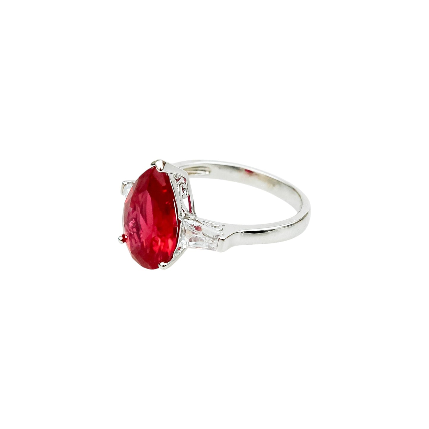 Anillo de Rubí Corte Pera con Laterales Baguette