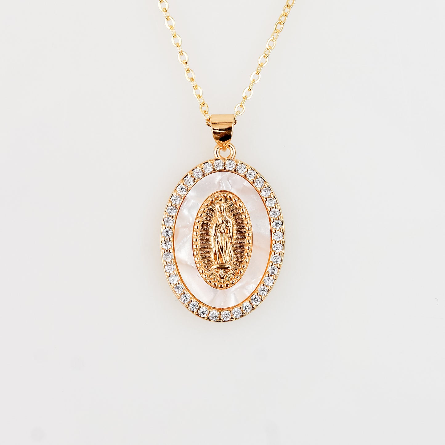 Collar Ovalado con Virgen María, Zirconias AAA, Concha Nácar y Baño de Oro de 18k