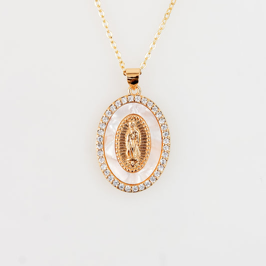 Collar Ovalado con Virgen María, Zirconias AAA, Concha Nácar y Baño de Oro de 18k