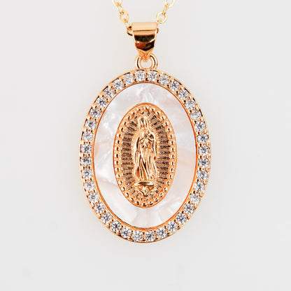 Collar Ovalado con Virgen María, Zirconias AAA, Concha Nácar y Baño de Oro de 18k