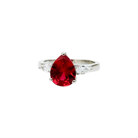 Anillo de Rubí con Laterales de Topacio Blanco en Plata .925
