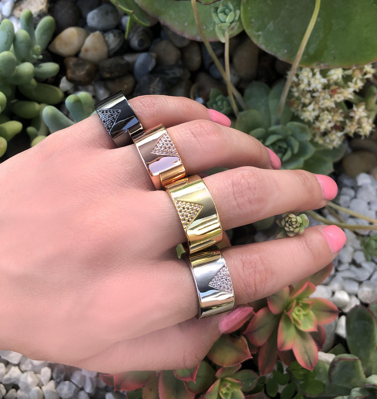 Anillo grueso con triangulo micropave (723)