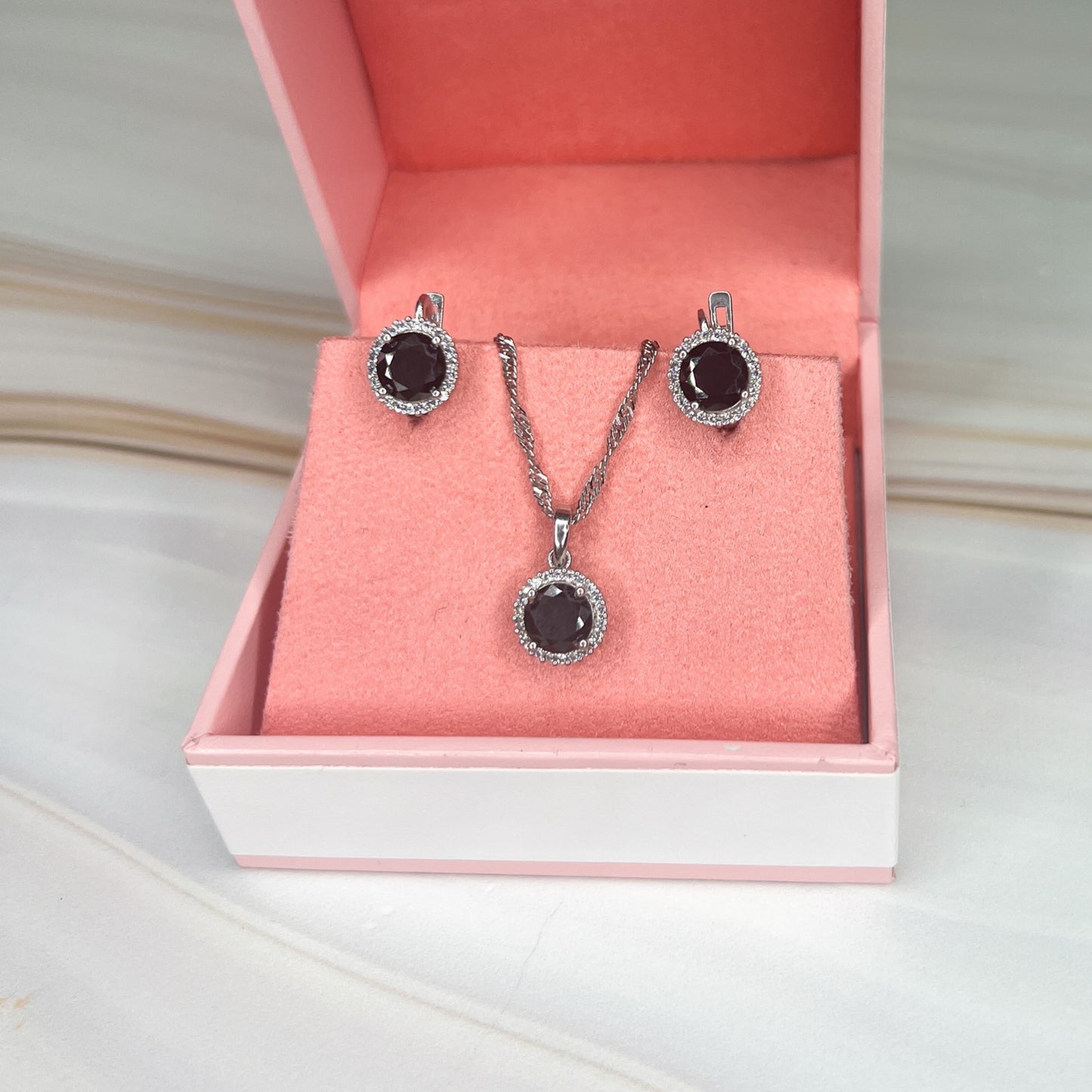 .925 Silver Set with Circular Onyx with halo (BE32)