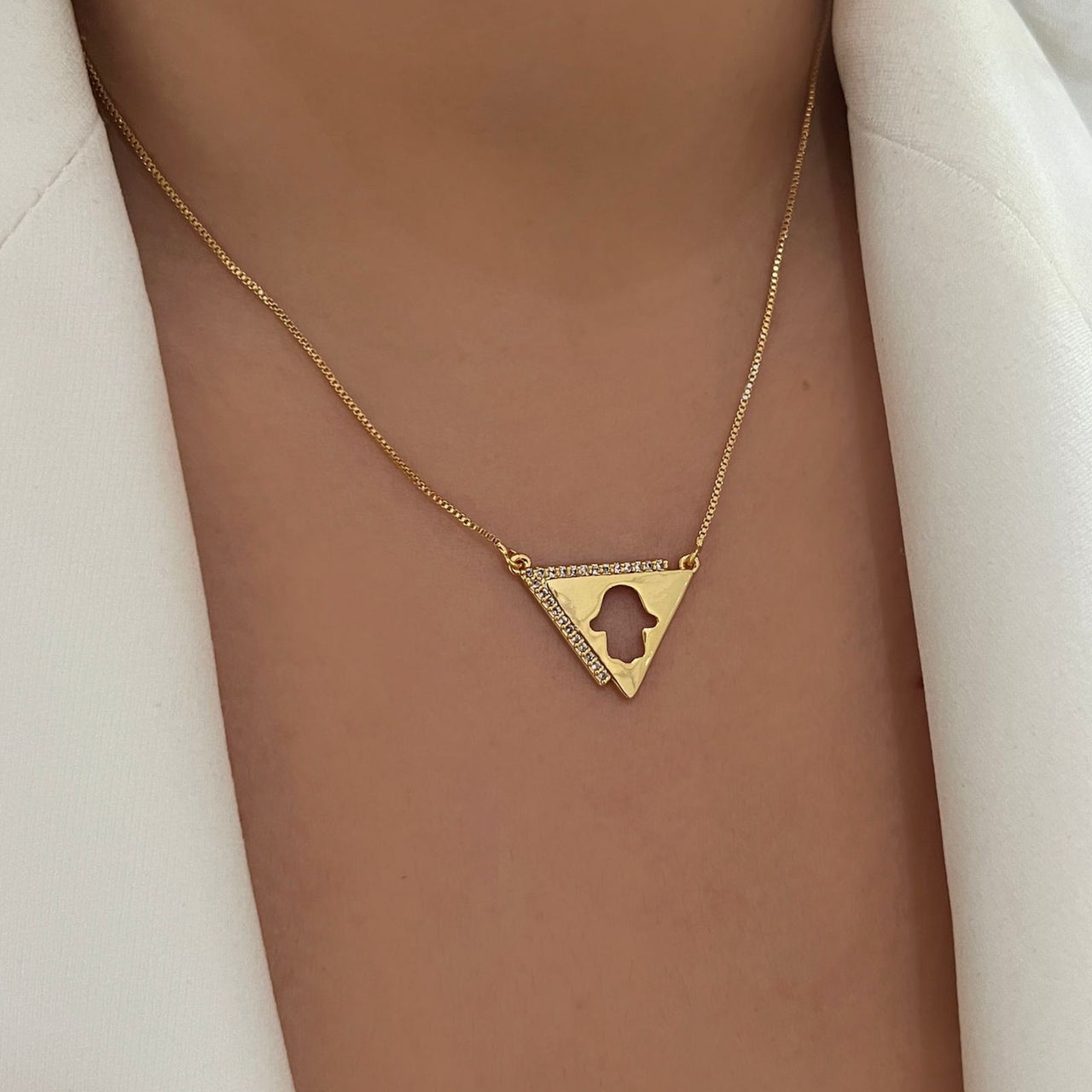 Collar triangulo con silueta de mano (896)