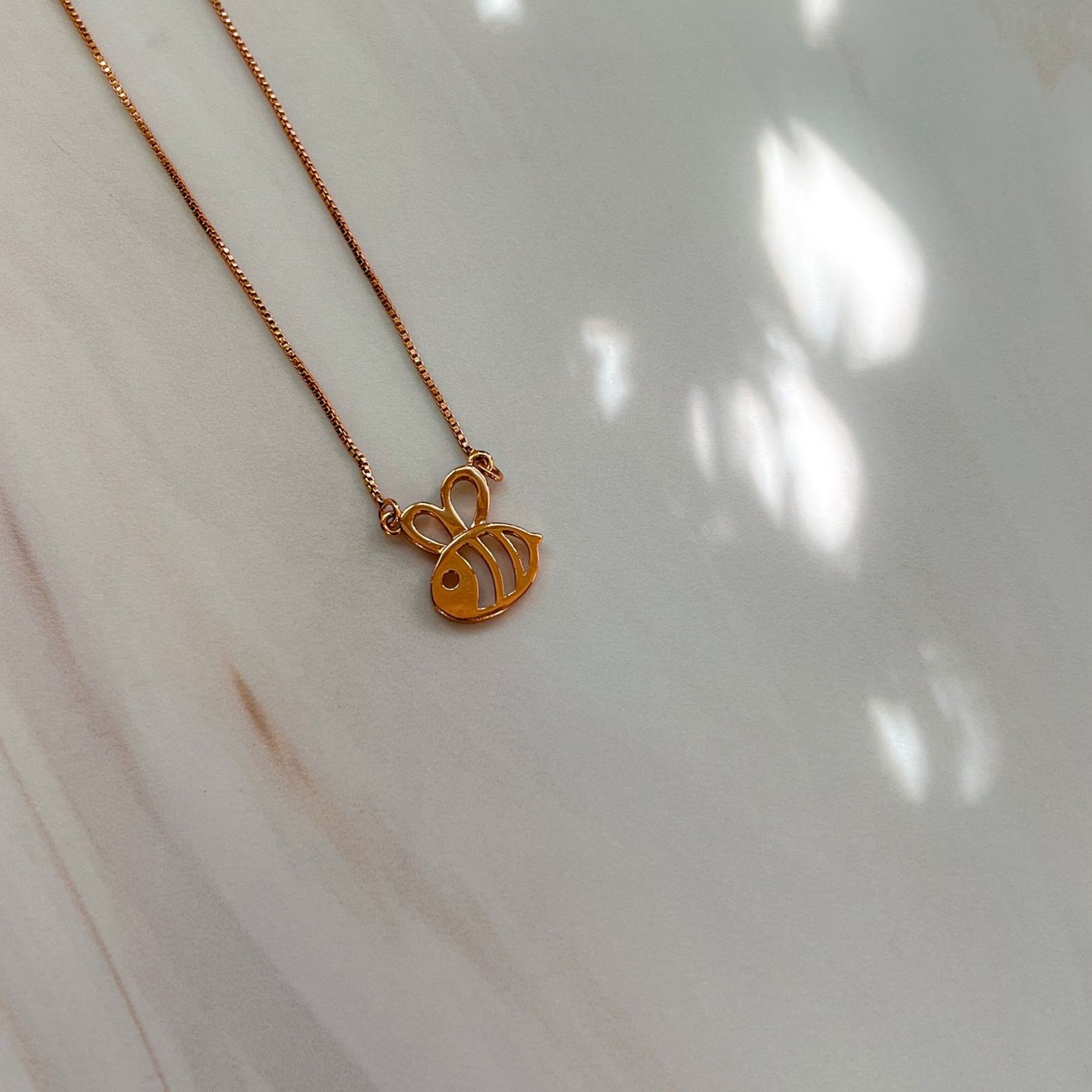 Plain bee necklace (652)