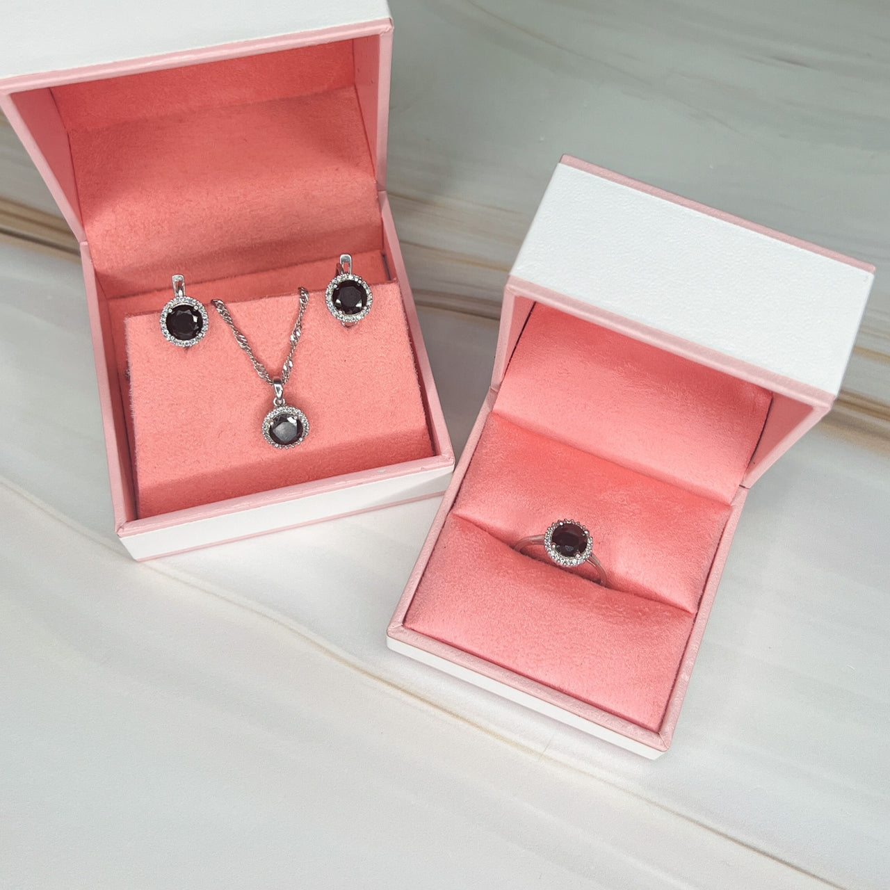 .925 Silver Set with Circular Onyx with halo (BE32)
