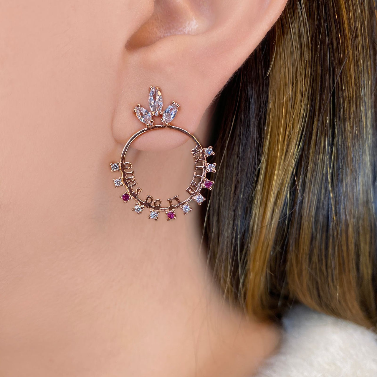 Circular earring with zircons and phrase (928)