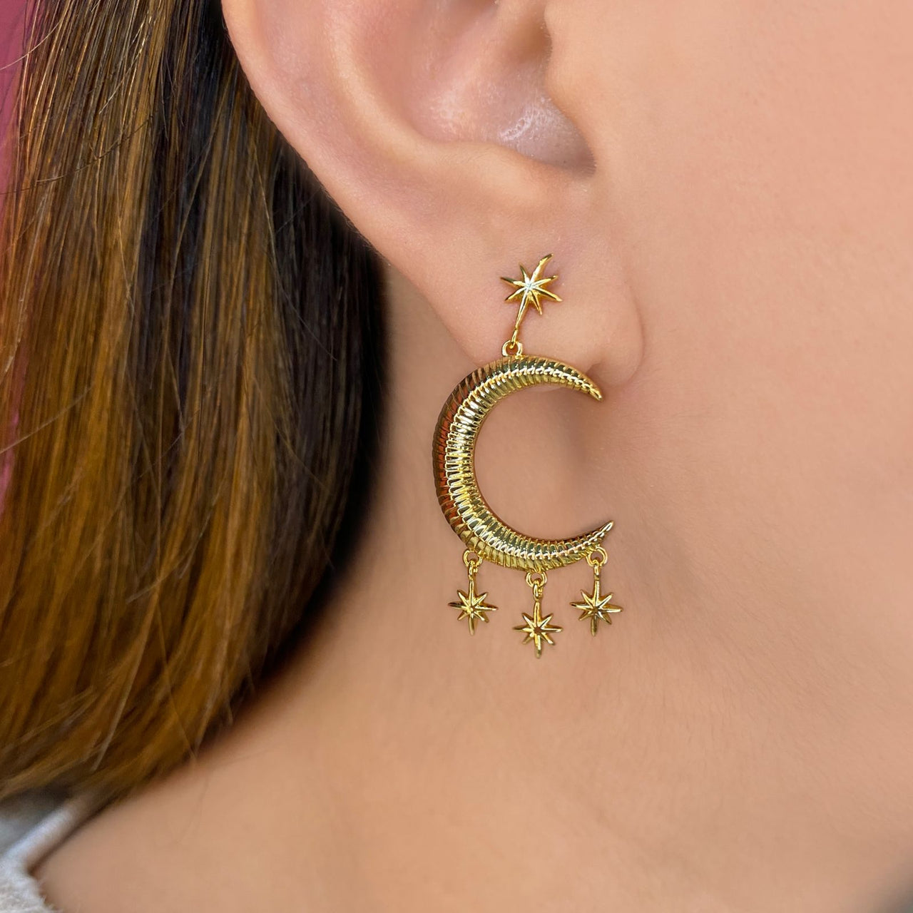Moon earring with dangling stars (931)